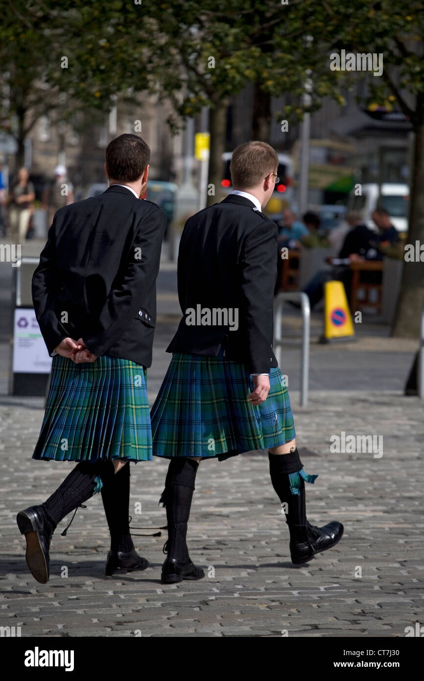 Hombres en faldas escocesas fotografías e imágenes de alta resolución -  Alamy