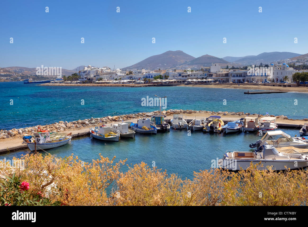 Vista de Parikia, con un puerto deportivo y de la playa, de Paros, Grecia Foto de stock