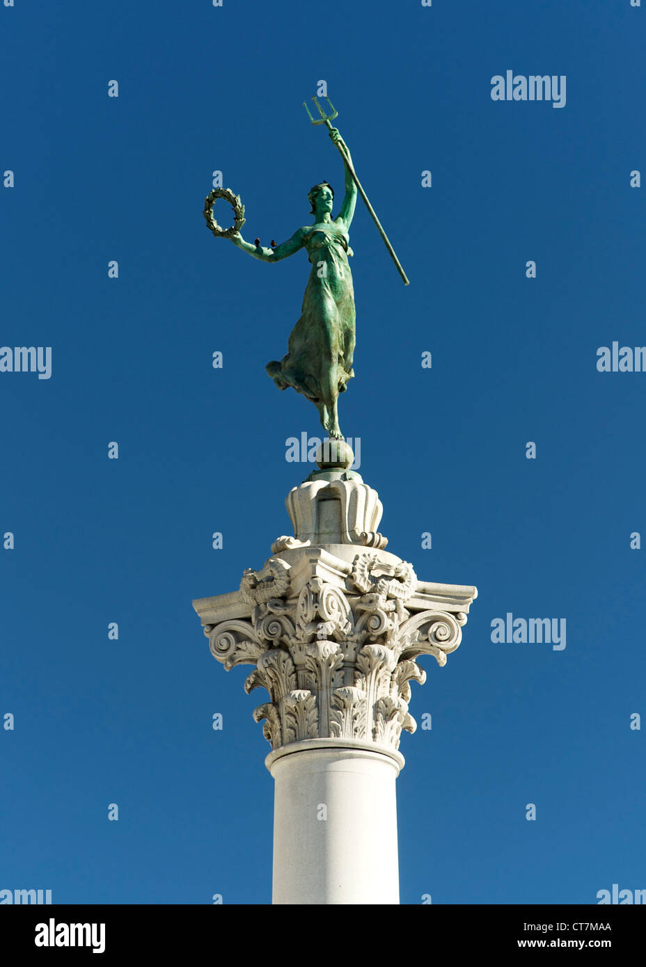 La estatua en la parte superior del monumento de Dewey en Union Square Park, en San Francisco, California, EEUU. Foto de stock