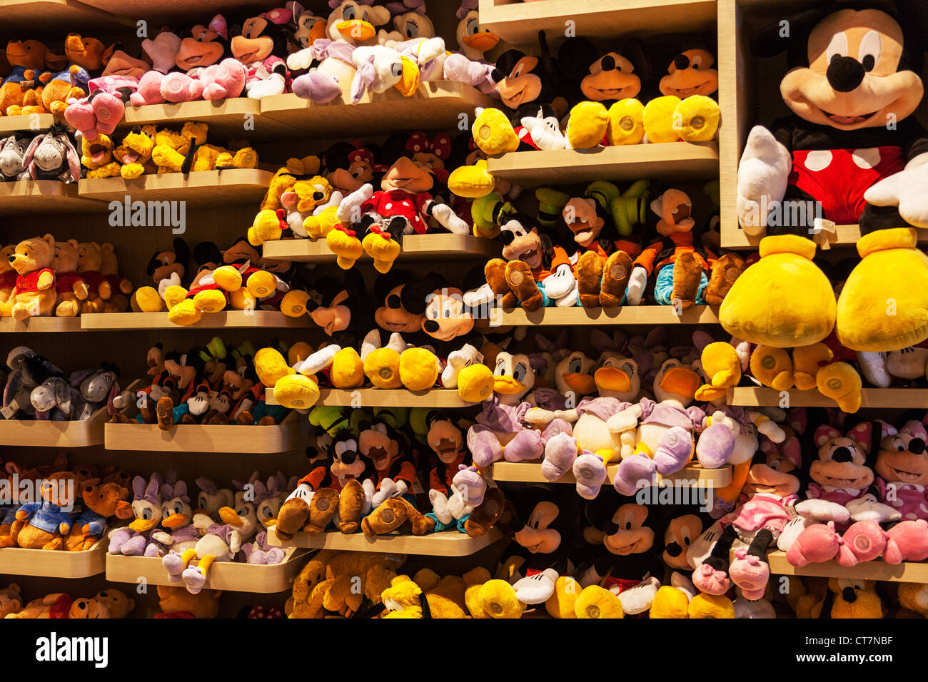 Legendarios personajes de Disney, Minny Micky Mouse, Goofy, ositos de  peluche en las estanterías de la tienda Disney Store en Manhattan, Ciudad  de Nueva York Fotografía de stock - Alamy