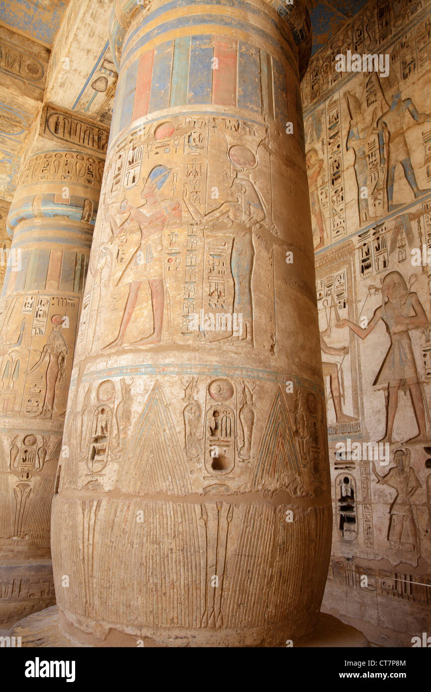 Decoraciones en el peristilo hall del templo mortuorio de Ramsés III de  Medinet Habu, Luxor, Egipto Fotografía de stock - Alamy