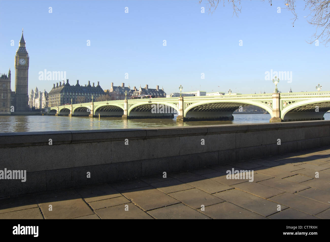El Big Ben y Westminster Bridge del South Bank, Londres, Inglaterra Foto de stock
