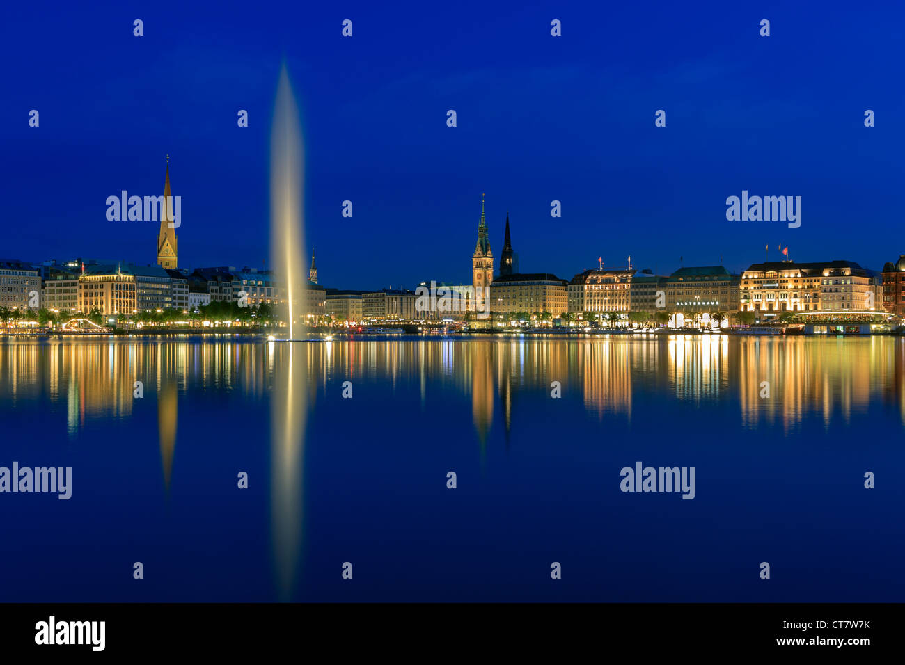 Hamburgo skyline tomada justo después del atardecer en la hora azul sobre el binnenalster. Foto de stock