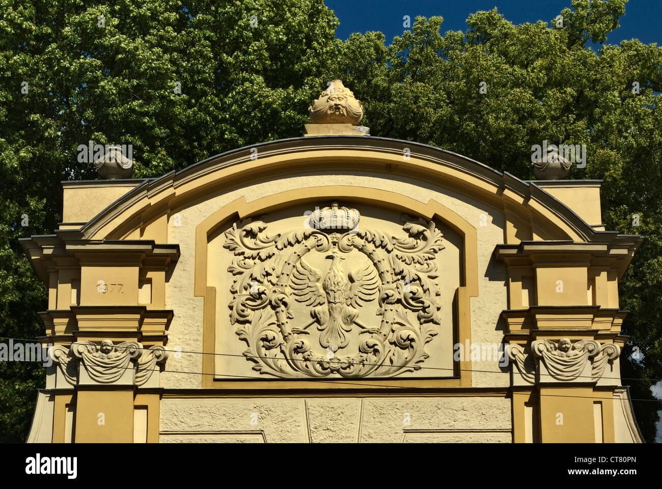 Escudo con eagle en Brandenburg Gate en Sulechów Krosnienska, Lubuskie voivodato, Polonia Foto de stock