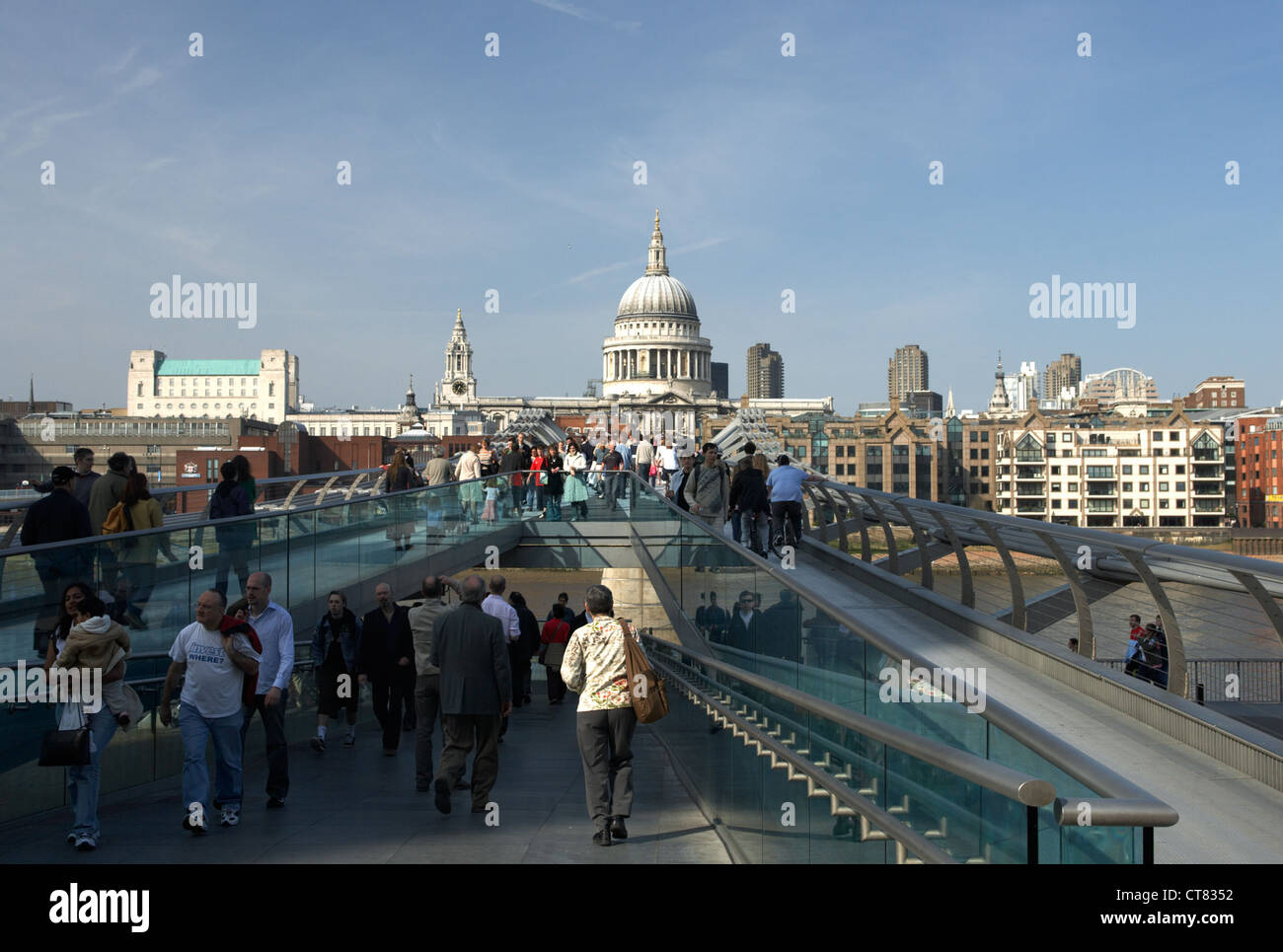 Londres - los peatones en el puente del milenio Foto de stock
