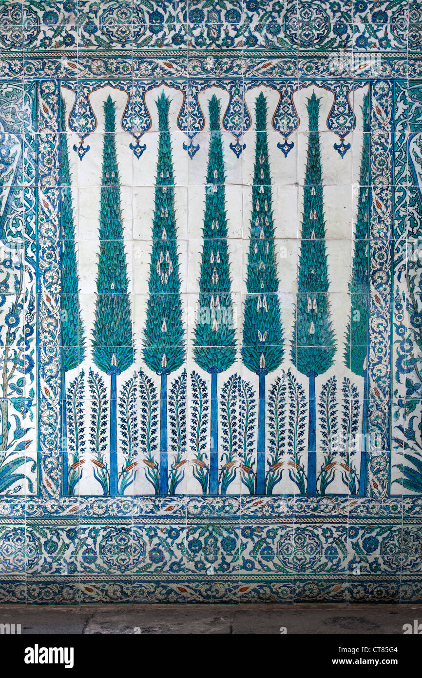 Turquía, Estambul, Topkapi Saray Dritter Hof, Harem, Iznik Mosaiken in der Halle mit Brunnen Foto de stock