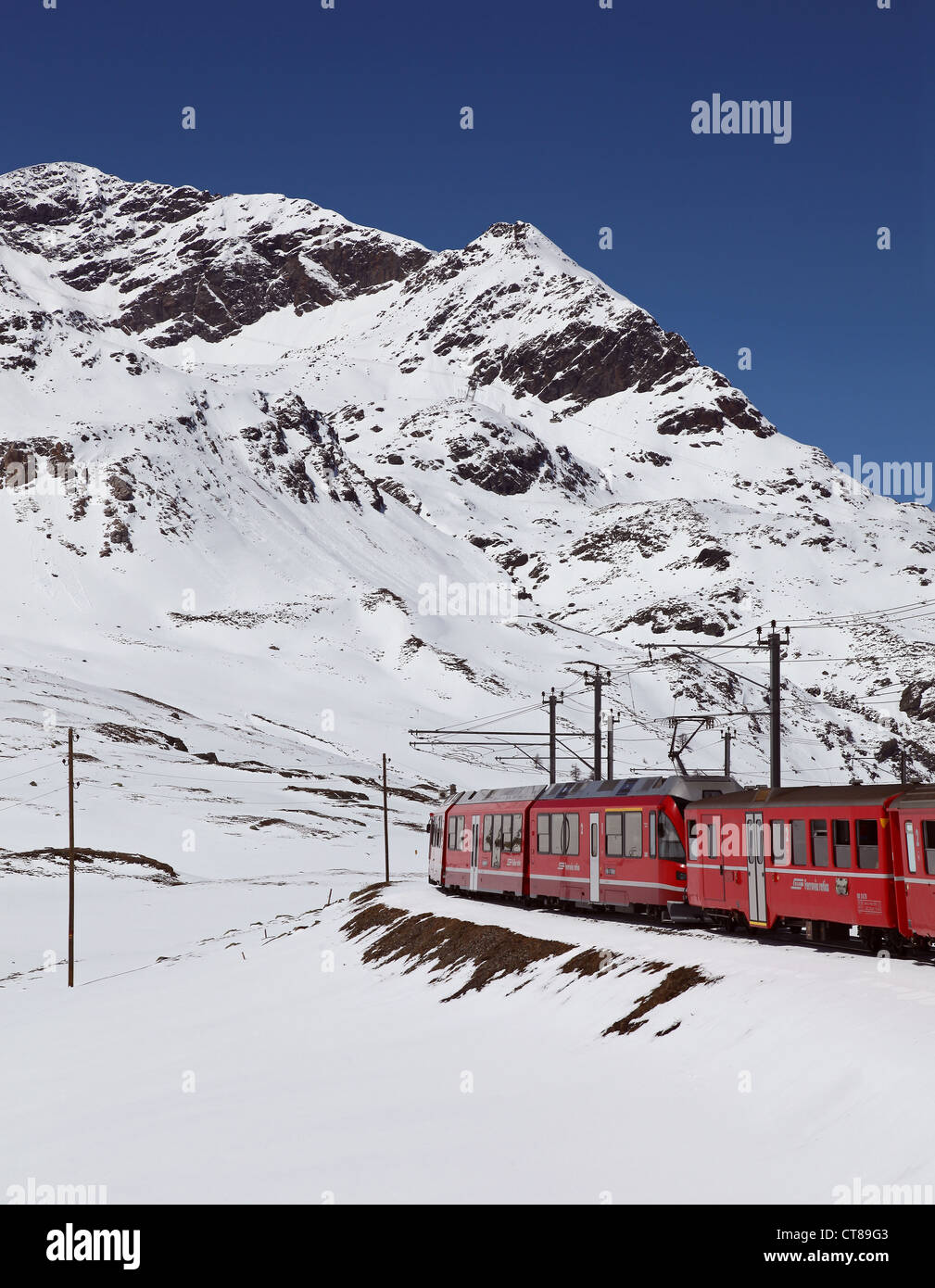 Vista de los Alpes Suizos desde el Bernina Express Train Foto de stock