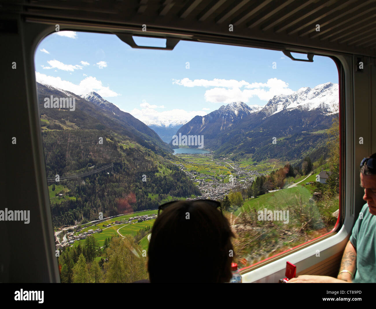 Vista de los Alpes Suizos desde la ventana del tren express Bernina Foto de stock