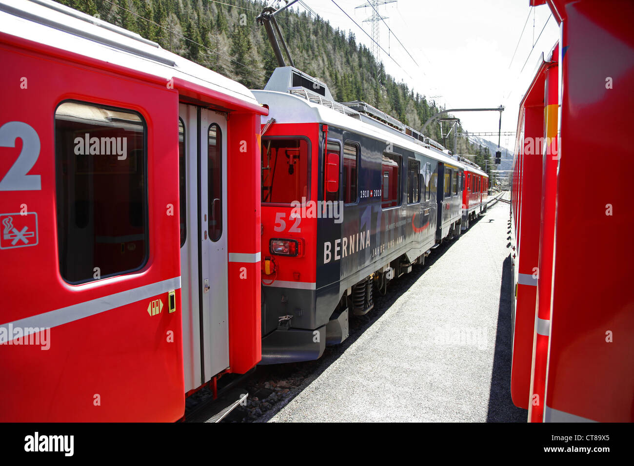 Vista del motor azul en el Bernina Express Train Foto de stock