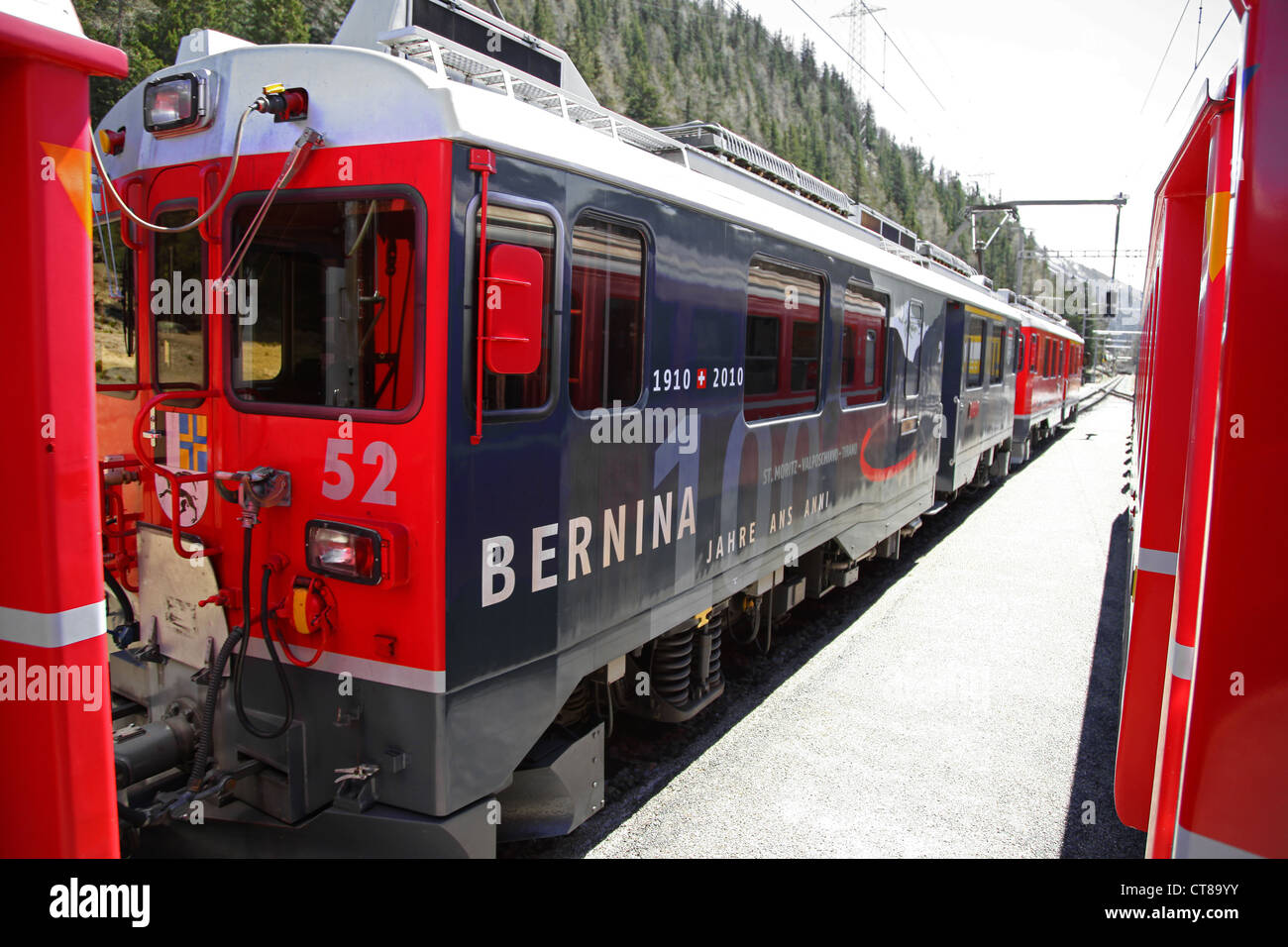 Vista del motor azul en el Bernina Express Train Foto de stock