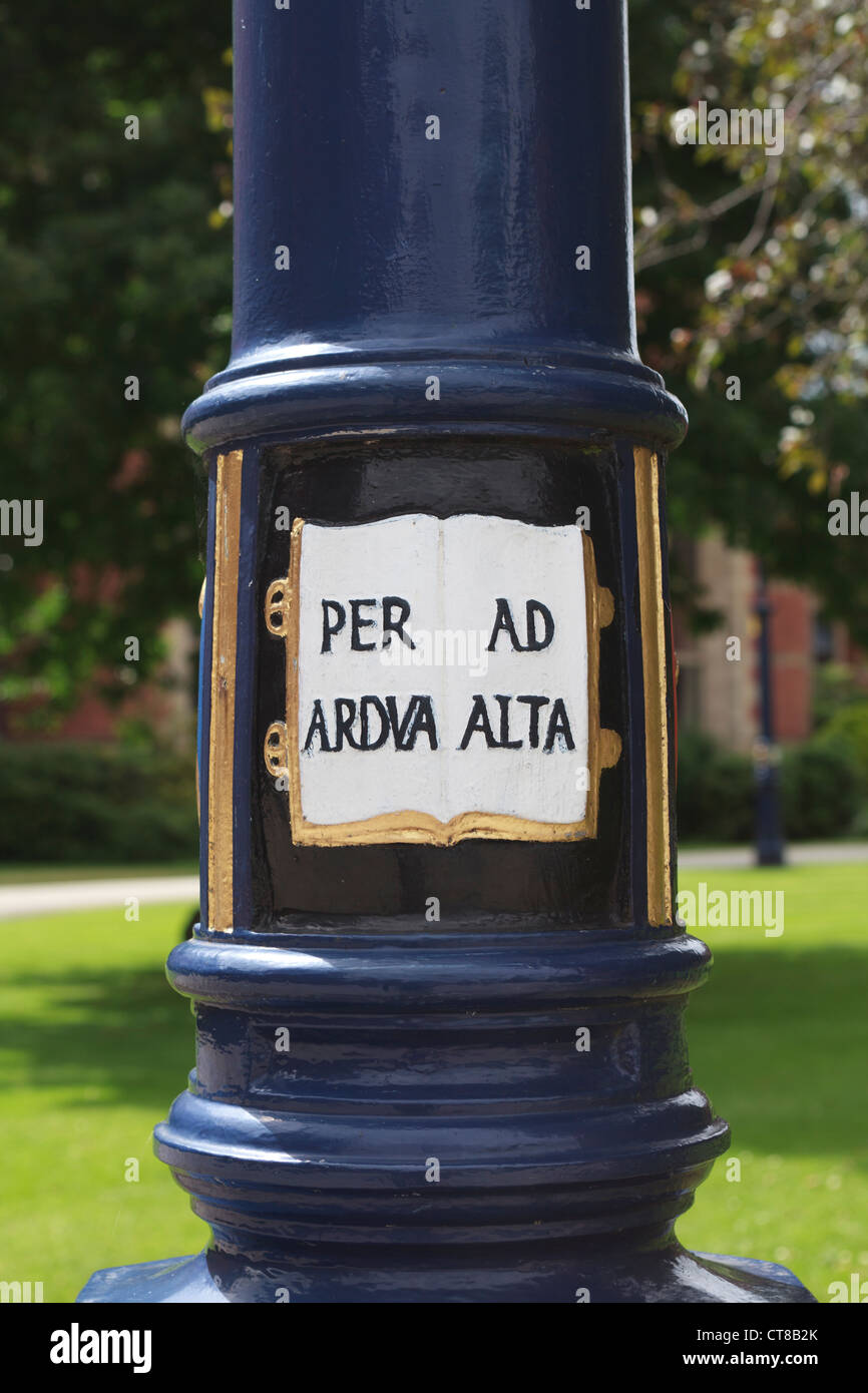 Lampost en la Universidad de Birmingham con el lema latino "Per ardua Ad Alta' o 'a través de sus esfuerzos por alto cosas' Foto de stock