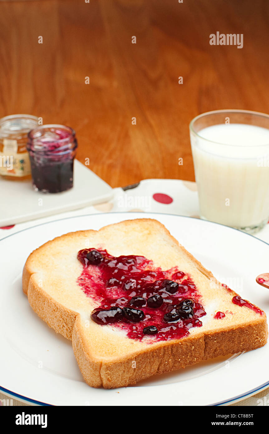 Desayuno con pan tostado con mermelada y leche Fotografía de stock Alamy