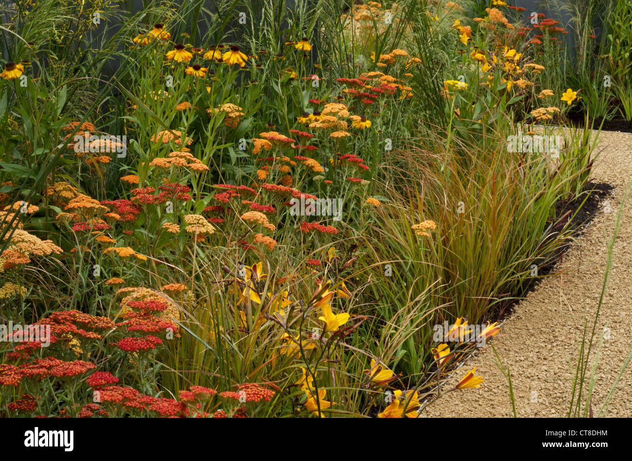 Naranja y amarillo en el alzamiento de siembra RHS Garden en Hampton Court Flower Show 2012 Foto de stock