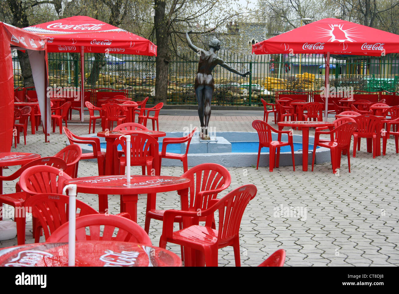 Moscú, jardín con mesas y sillas de plástico en el Parque Gorky Fotografía  de stock - Alamy