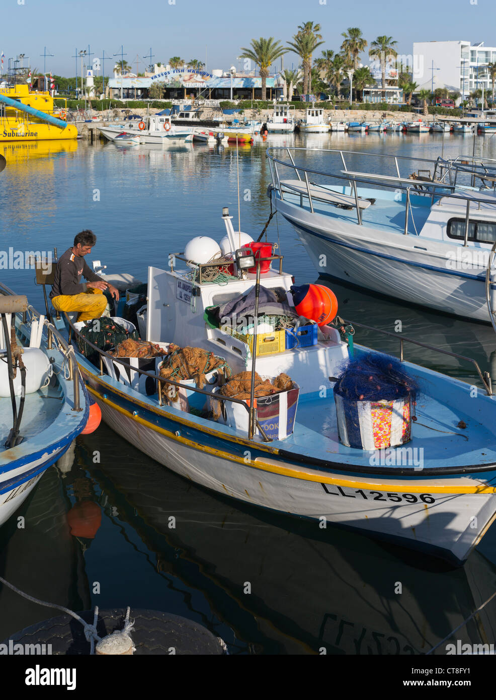 dh Grecia isla AYIA NAPA CHIPRE DEL SUR pescador chipriota del sur barco pesquero puerto pescadores gente Foto de stock