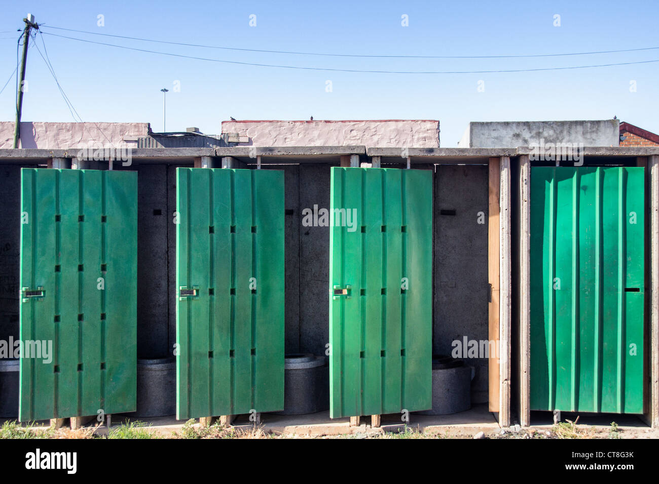 La línea de baños públicos una calle en Langa Township, cerca de Ciudad del Cabo, donde muchas de las chozas no tienen una fuente de abastecimiento de agua o los baños Foto de stock