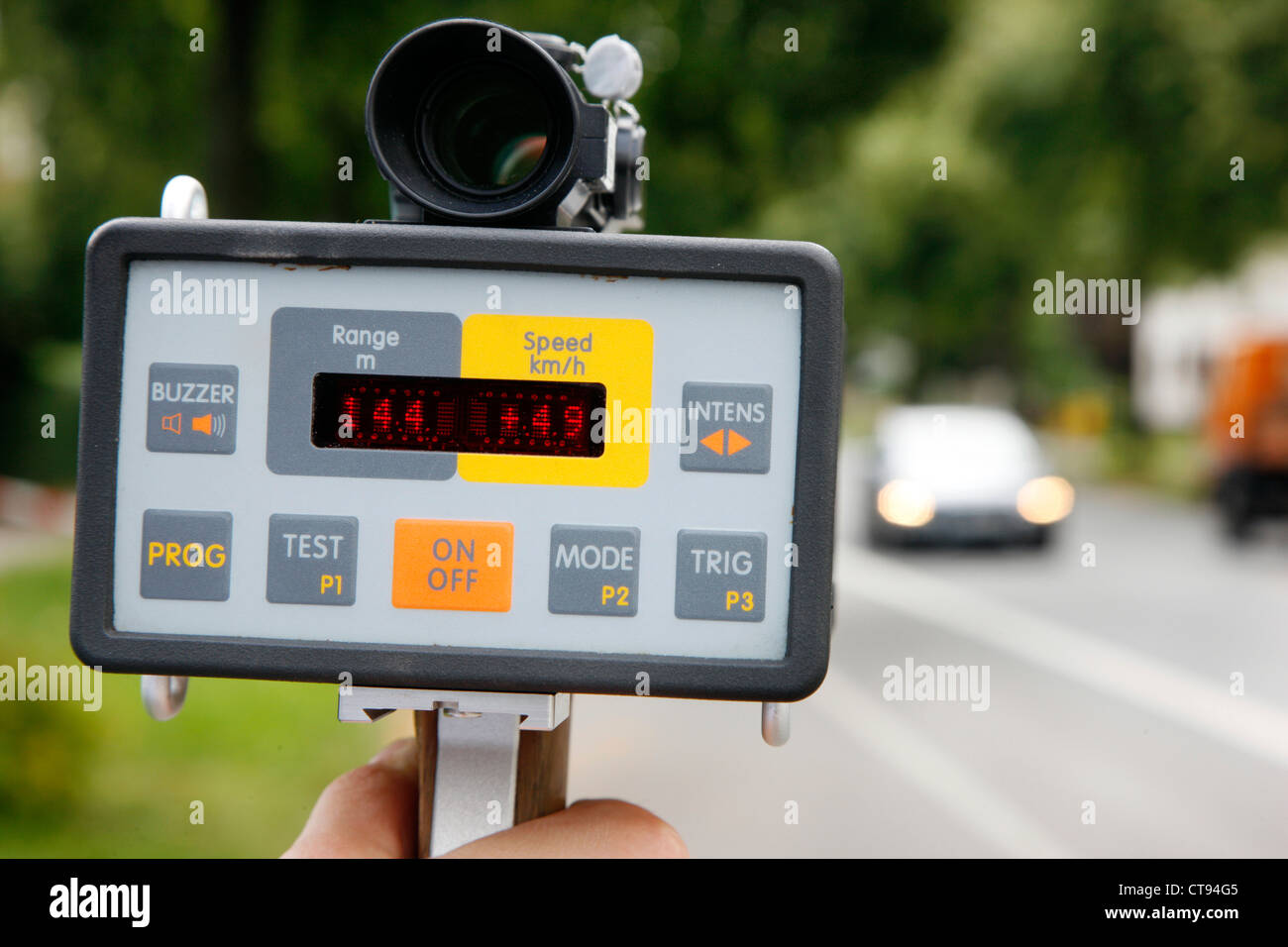 El tráfico, control de velocidad por la policía en una ciudad, con un  medidor de velocidad láser. Dortmund, Alemania Fotografía de stock - Alamy