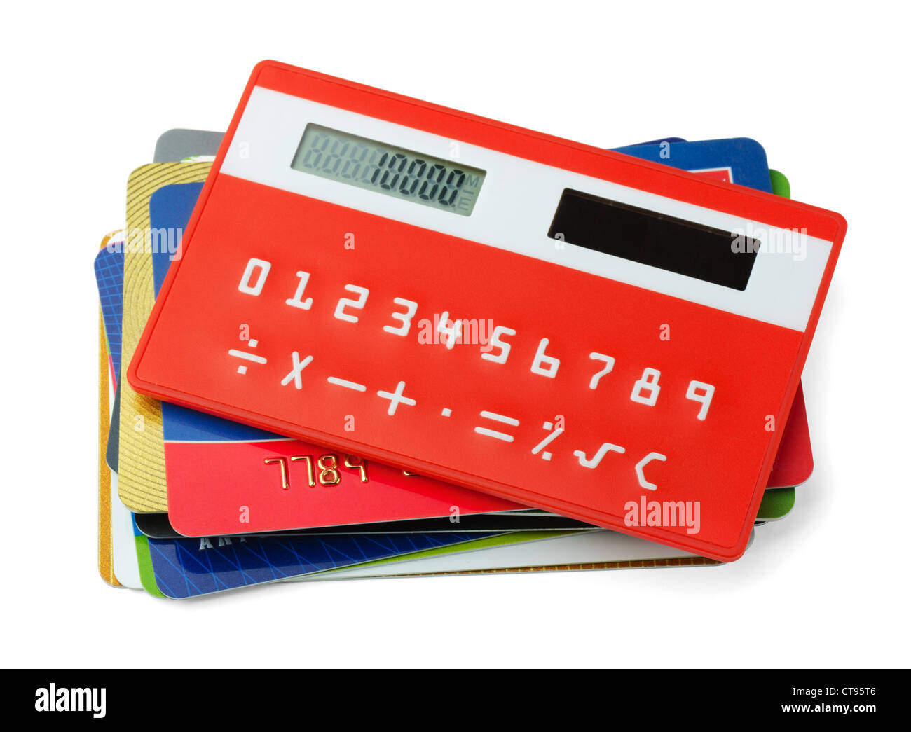 Calculadora de plástico rojo y tarjetas de crédito aislado en blanco Foto de stock