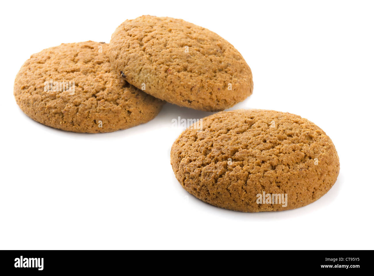 Tres galletas de harina de avena aislado en blanco Foto de stock