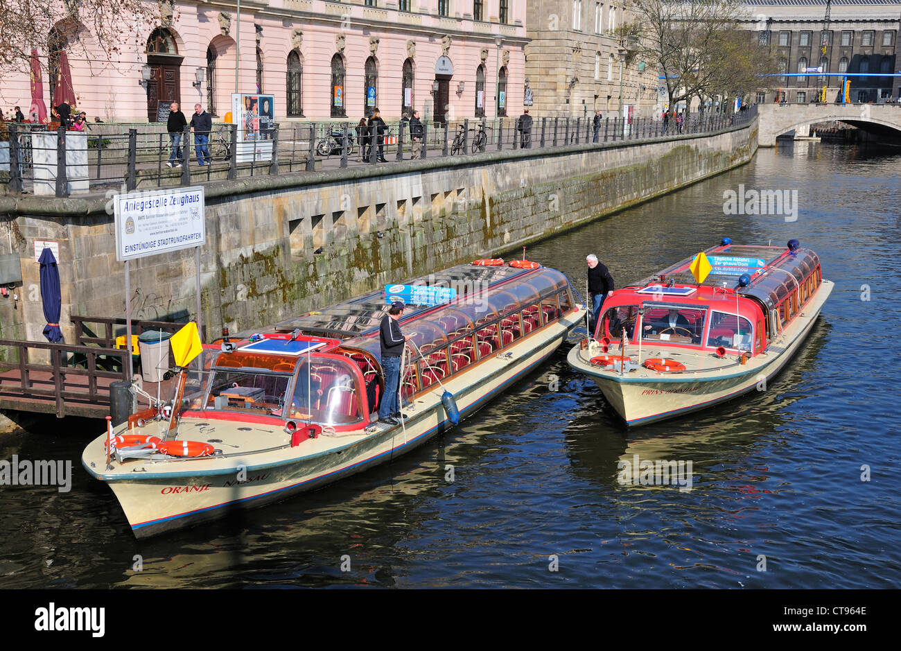 Berlín, Alemania. Los barcos turísticos sobre el río Spree por el Museo de la isla Foto de stock