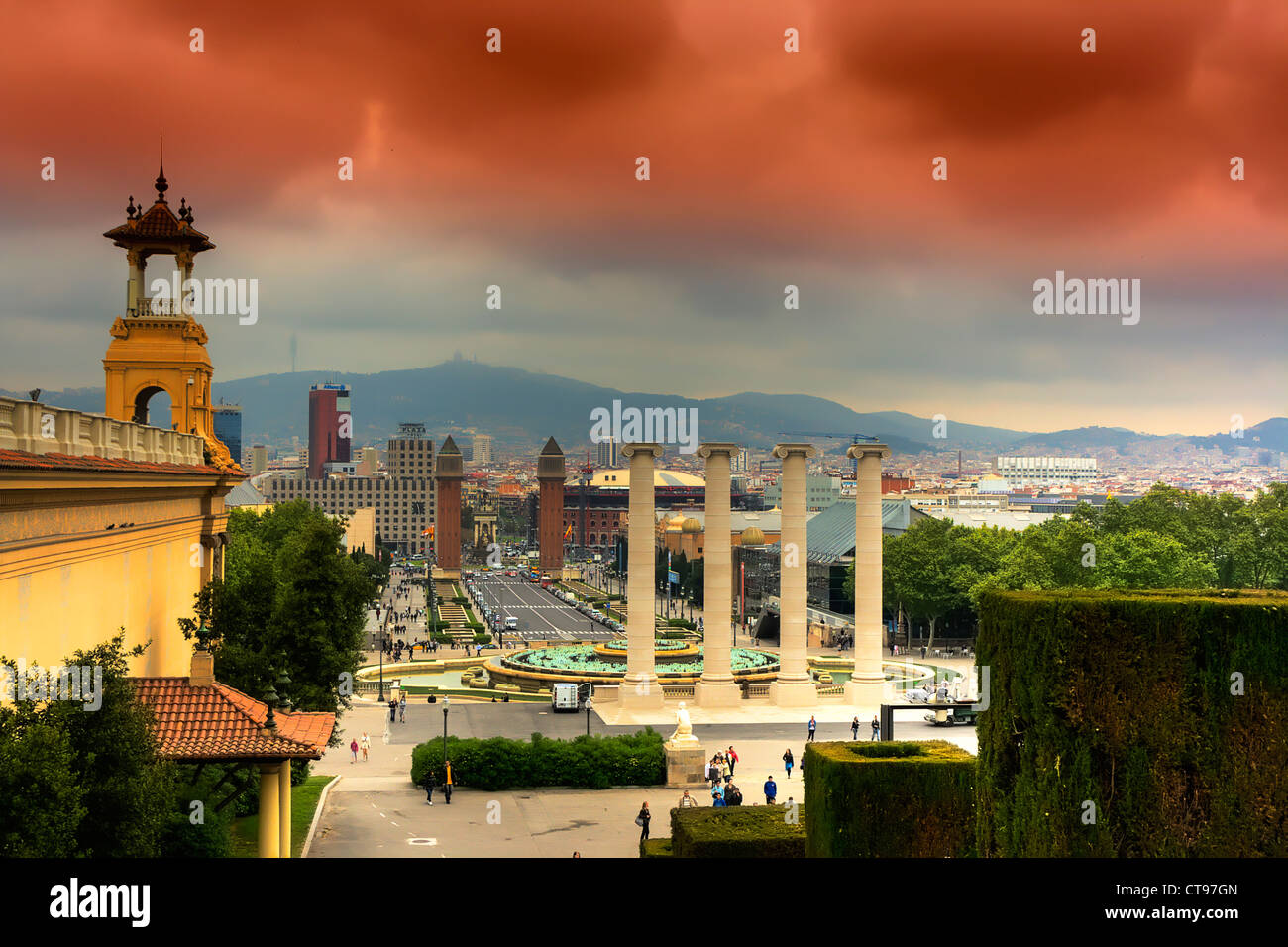 Vistas a la plaça de Ispania, desde la nación museo en Barcelona. España con rojo cielo nublado Foto de stock