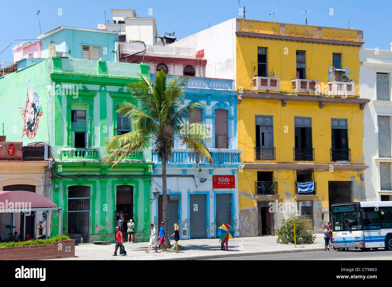 Colorido edificio, La Habana, Cuba Foto de stock