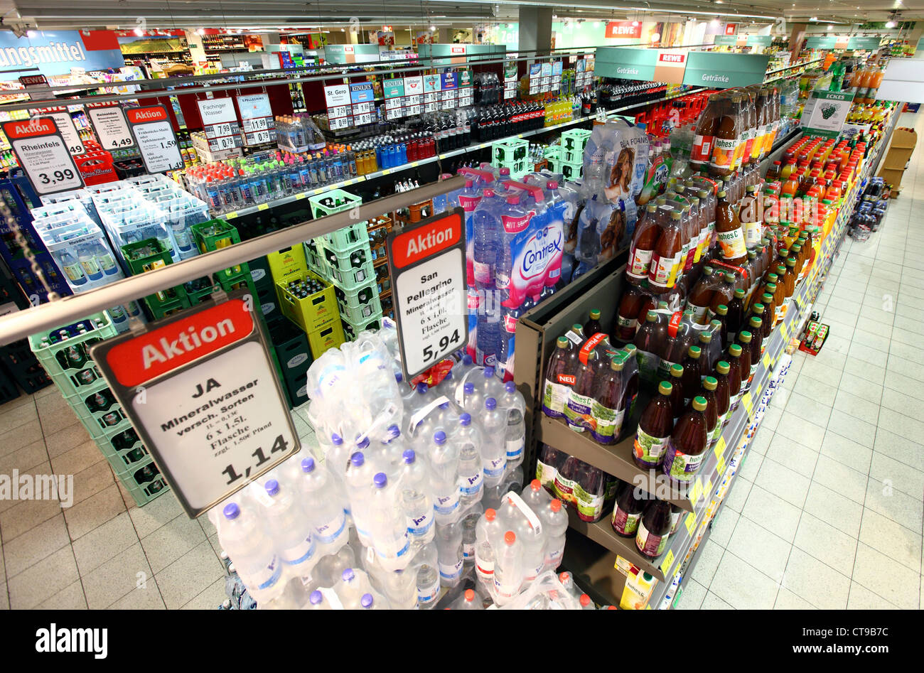 El auto-servicio, estante de supermercado, rack con diferentes productos, alimentos. Foto de stock