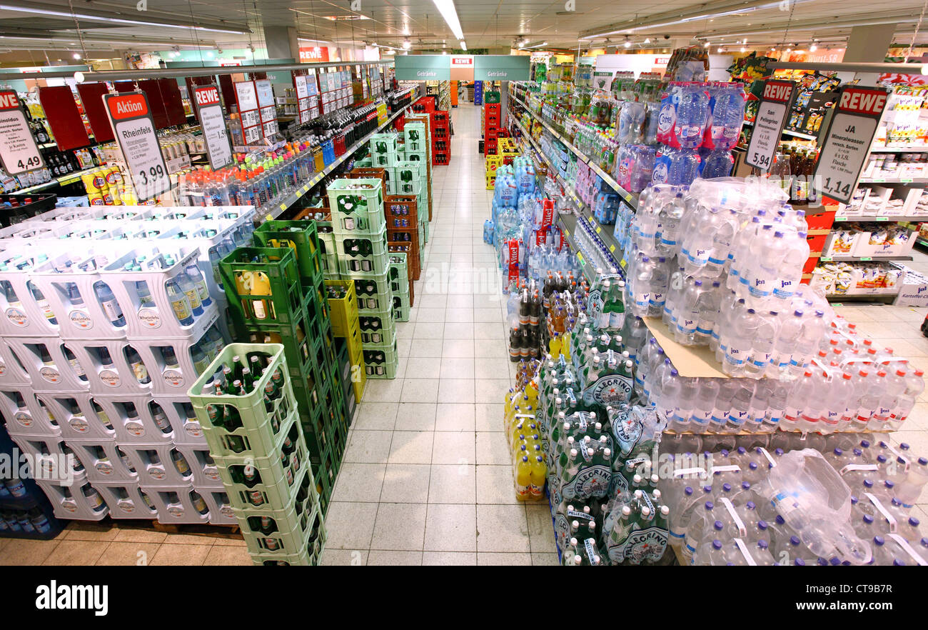 El auto-servicio, estante de supermercado, rack con diferentes productos, alimentos. Foto de stock