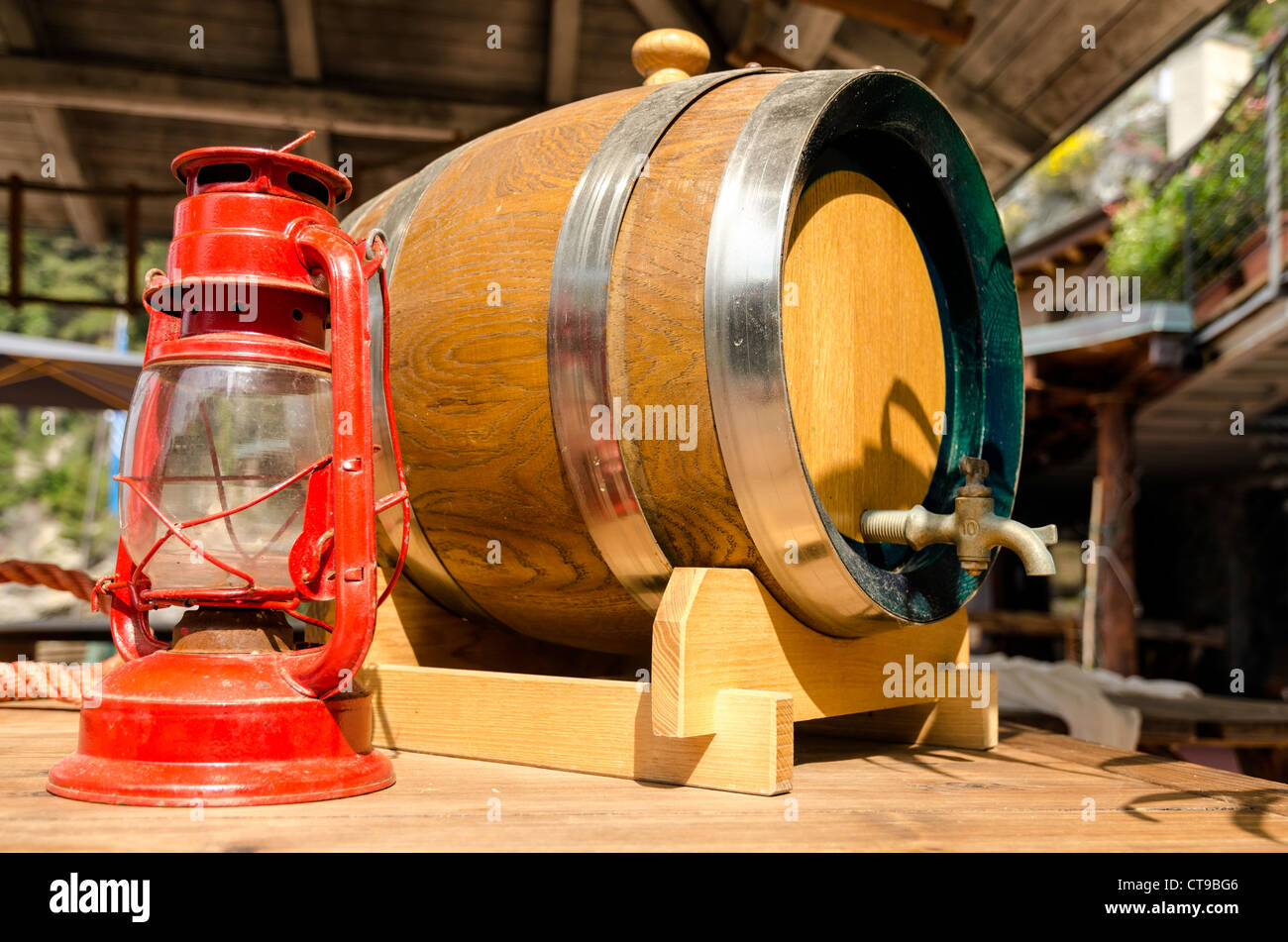 Barril de vino como decoración fotografías e imágenes de alta resolución -  Alamy