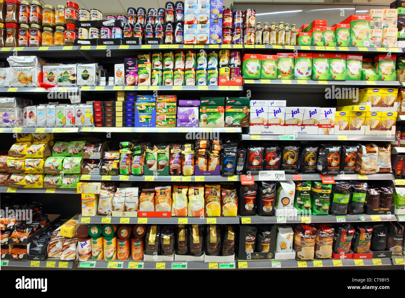 El auto-servicio, estante de supermercado, rack con diferentes productos,  alimentos Fotografía de stock - Alamy