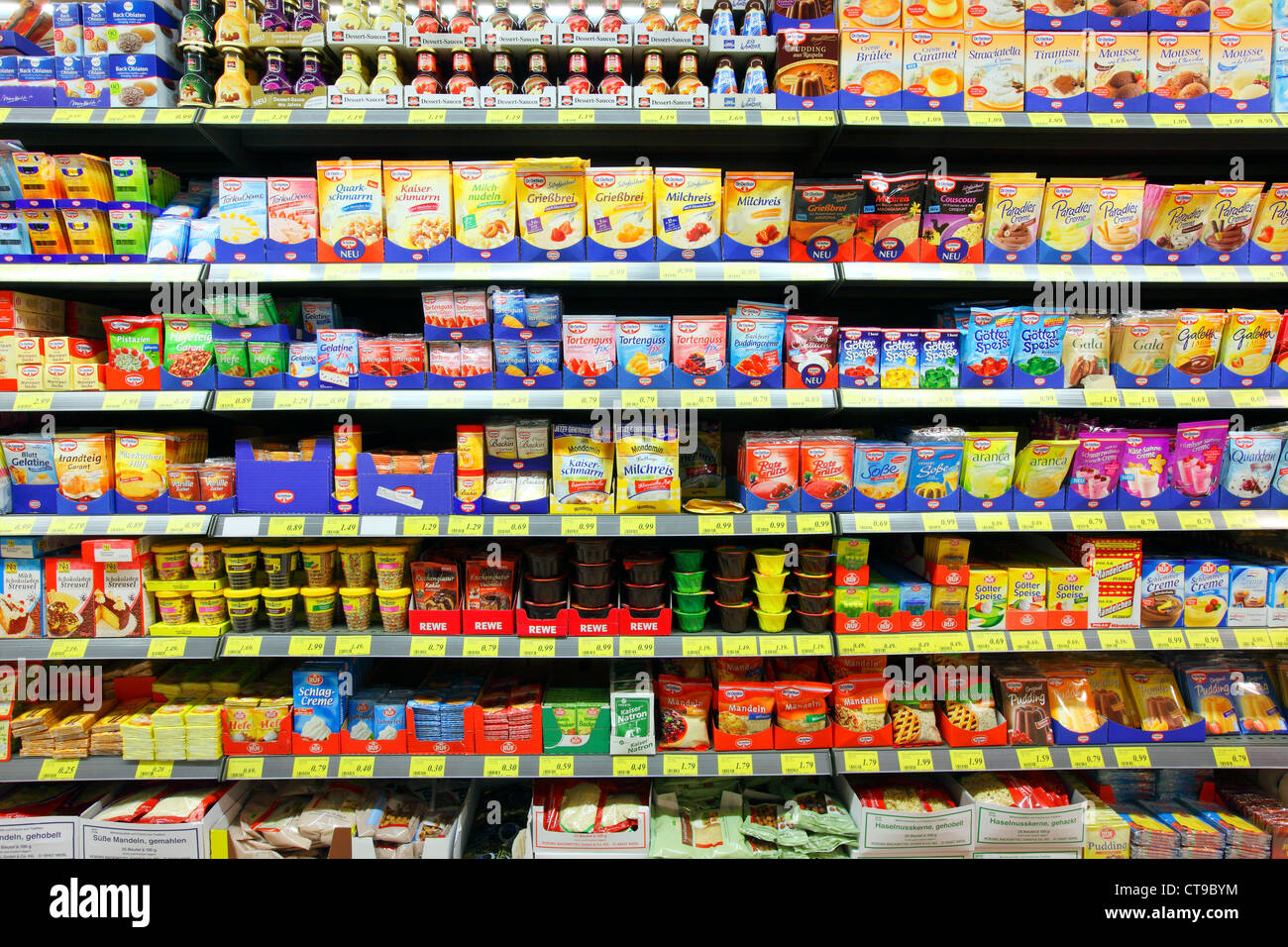 El auto-servicio, estante de supermercado, rack con diferentes productos, alimentos. Foto de stock