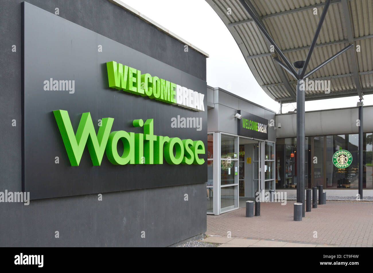 Signo Waitrose servicios Welcome Break fuera de la entrada de la autopista M1 Foto de stock