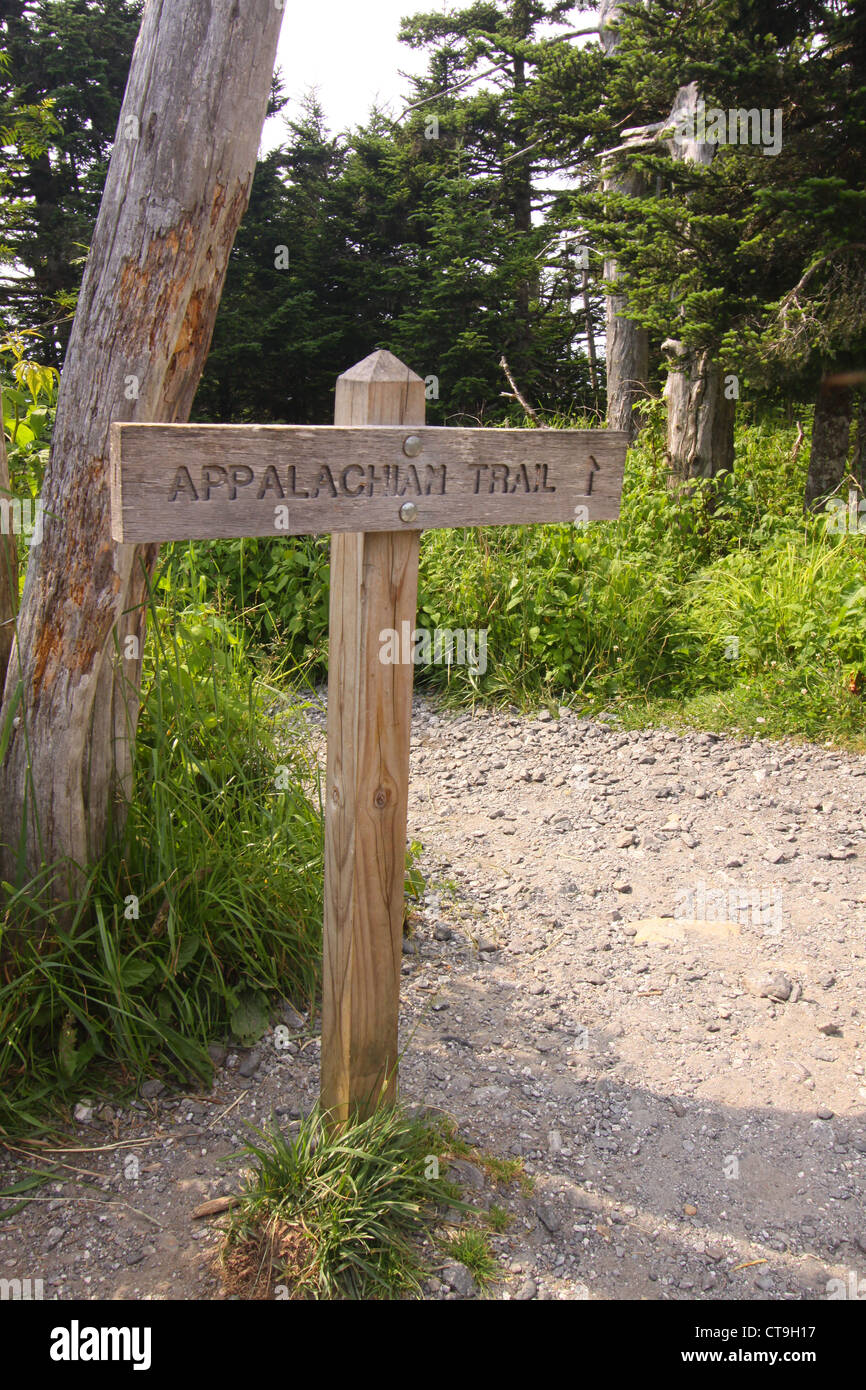 El Appalachian Trail signo como cruza Clingman's Dome, en el parque nacional Great Smoky Mountains National Park en Tennessee y Carolina del Norte Foto de stock