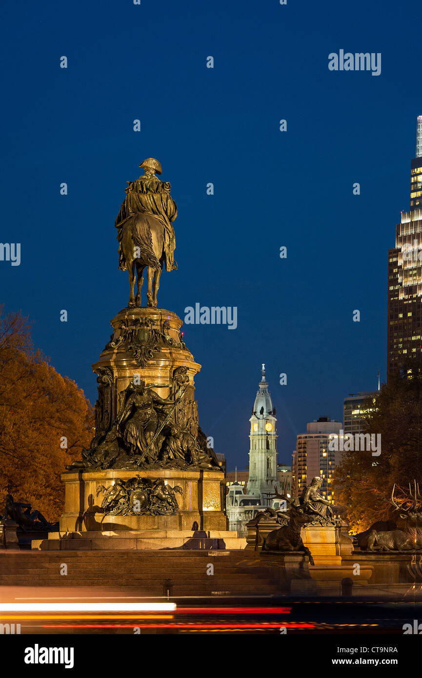 El Monumento a Washington en busca de eakins oval city hall, Philadelphia, Pennsylvania, EE.UU. Foto de stock