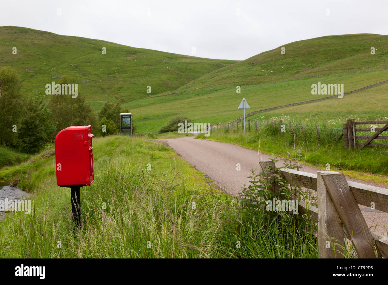 Postbox en una ubicación remota en el Parque Nacional de Northumberland, Northumberland Alwinton Foto de stock