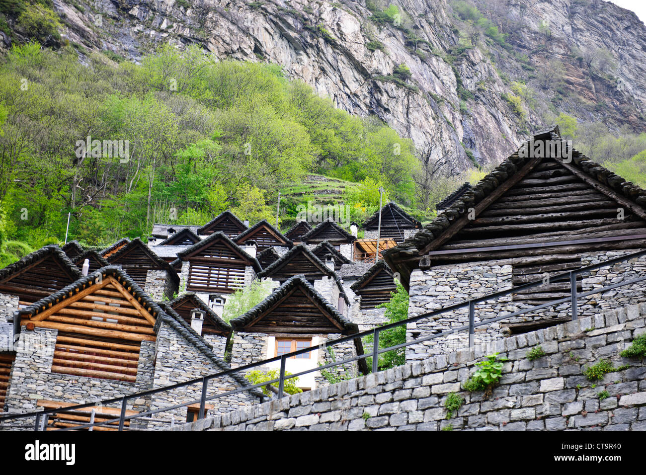 Las dificultades económicas y una población insostenible, muchos agricultores emigraron a Estados Unidos, Brontallo,Val Bavana,cerca de Locarno, Suiza Foto de stock