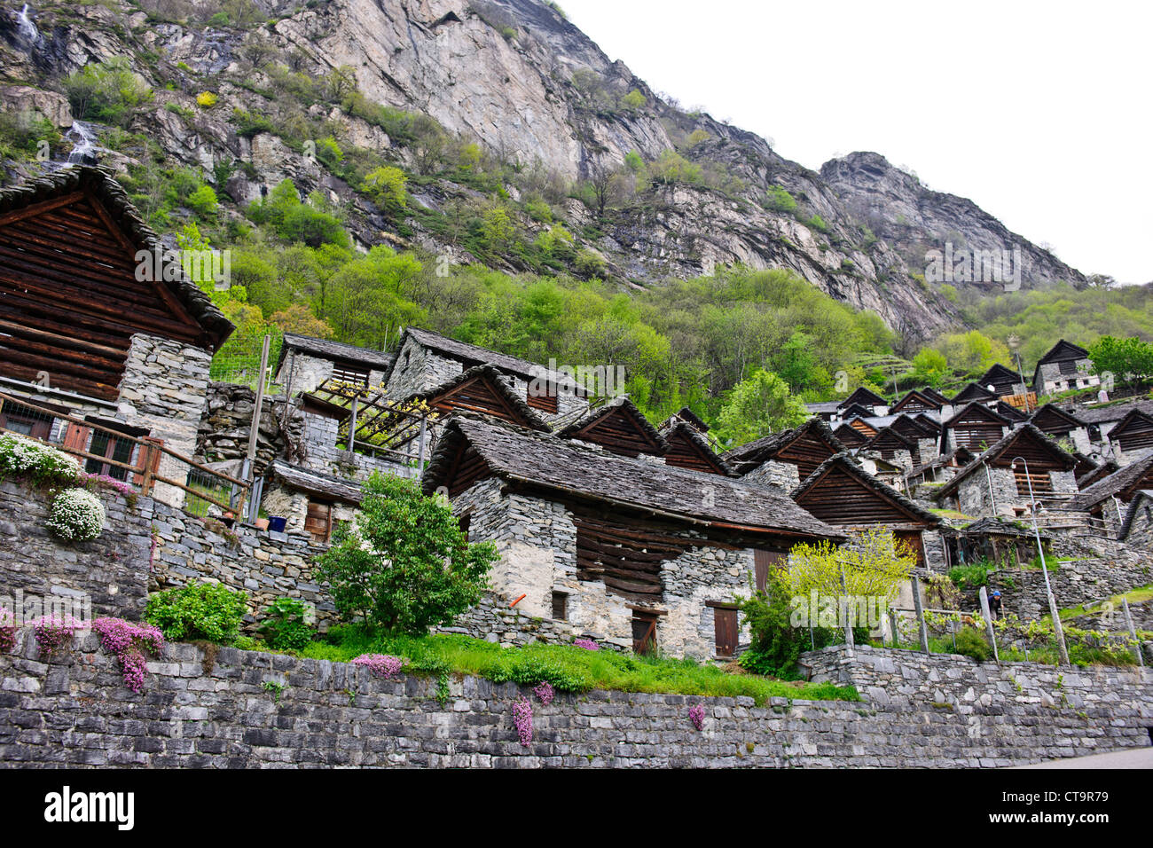 Las dificultades económicas y una población insostenible, muchos agricultores emigraron a Estados Unidos, Brontallo,Val Bavana,cerca de Locarno, Suiza Foto de stock