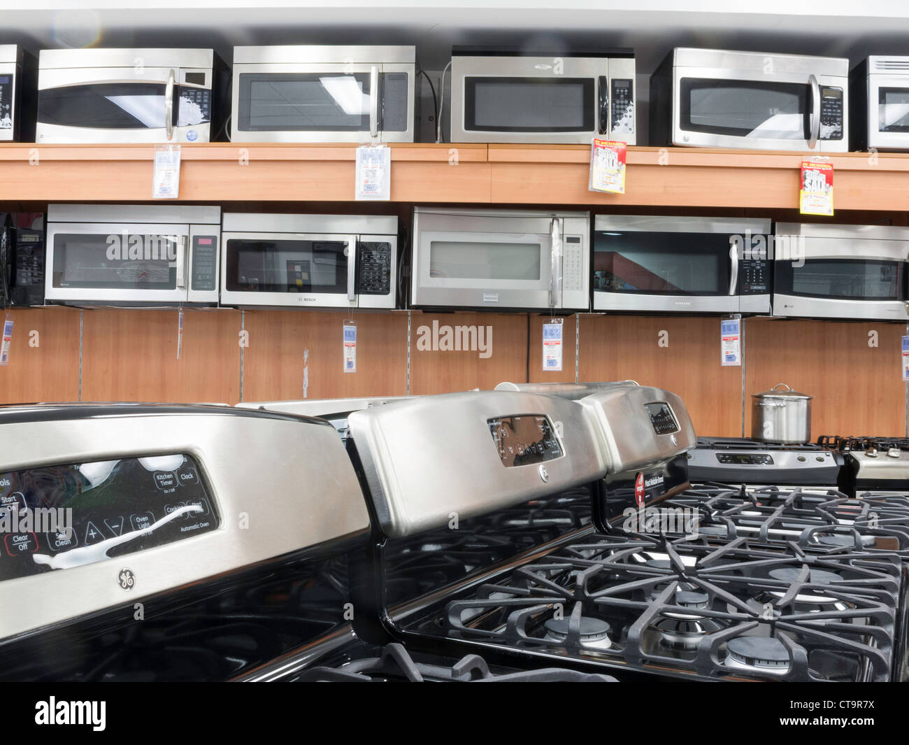 Hornos de microondas y estufas a la venta en la tienda de electrodomésticos  Fotografía de stock - Alamy
