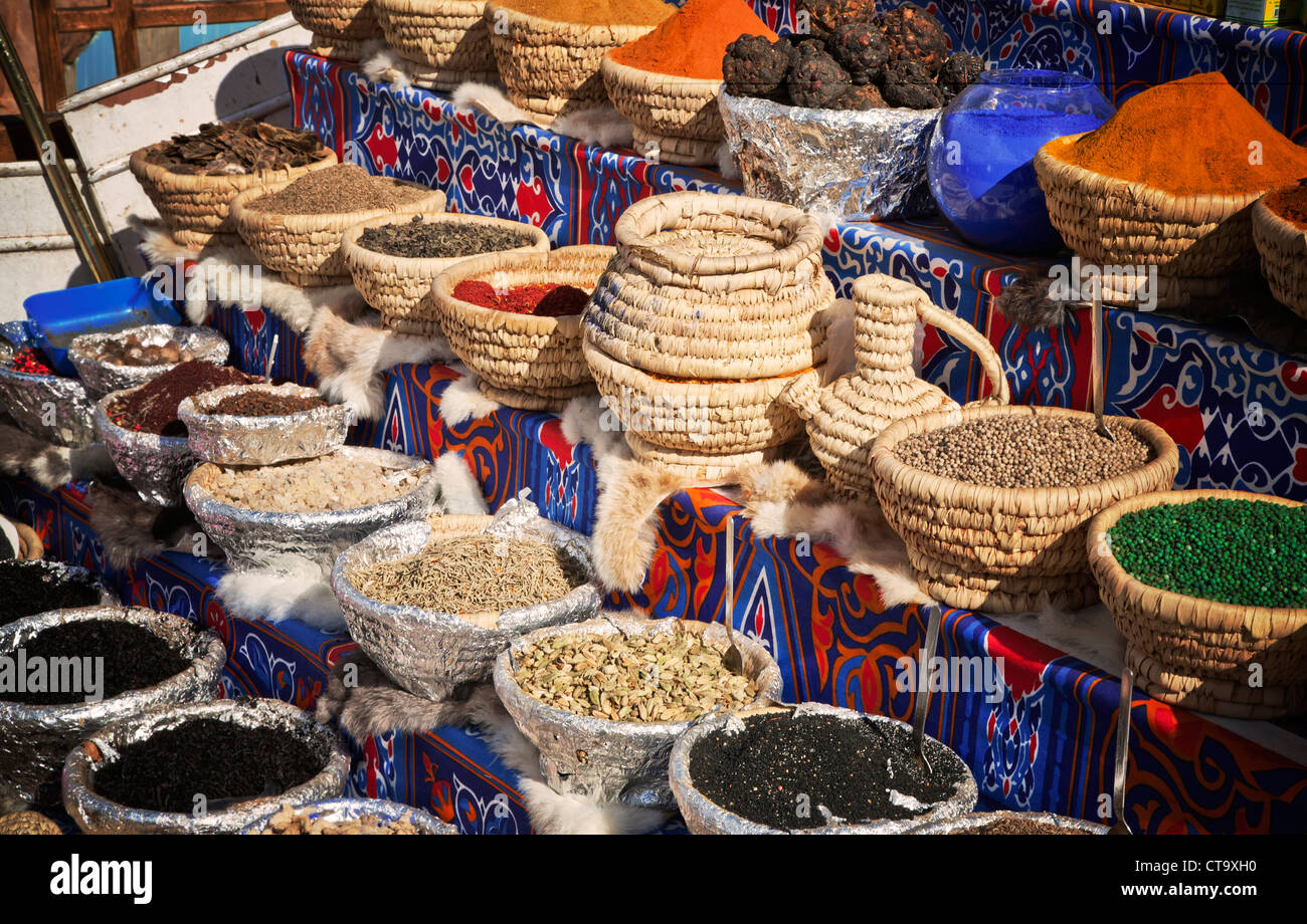 Egipto. El Sharm El Sheikh. Puesto en el mercado local. Close-up de las especias y las trufas para la venta. Foto de stock