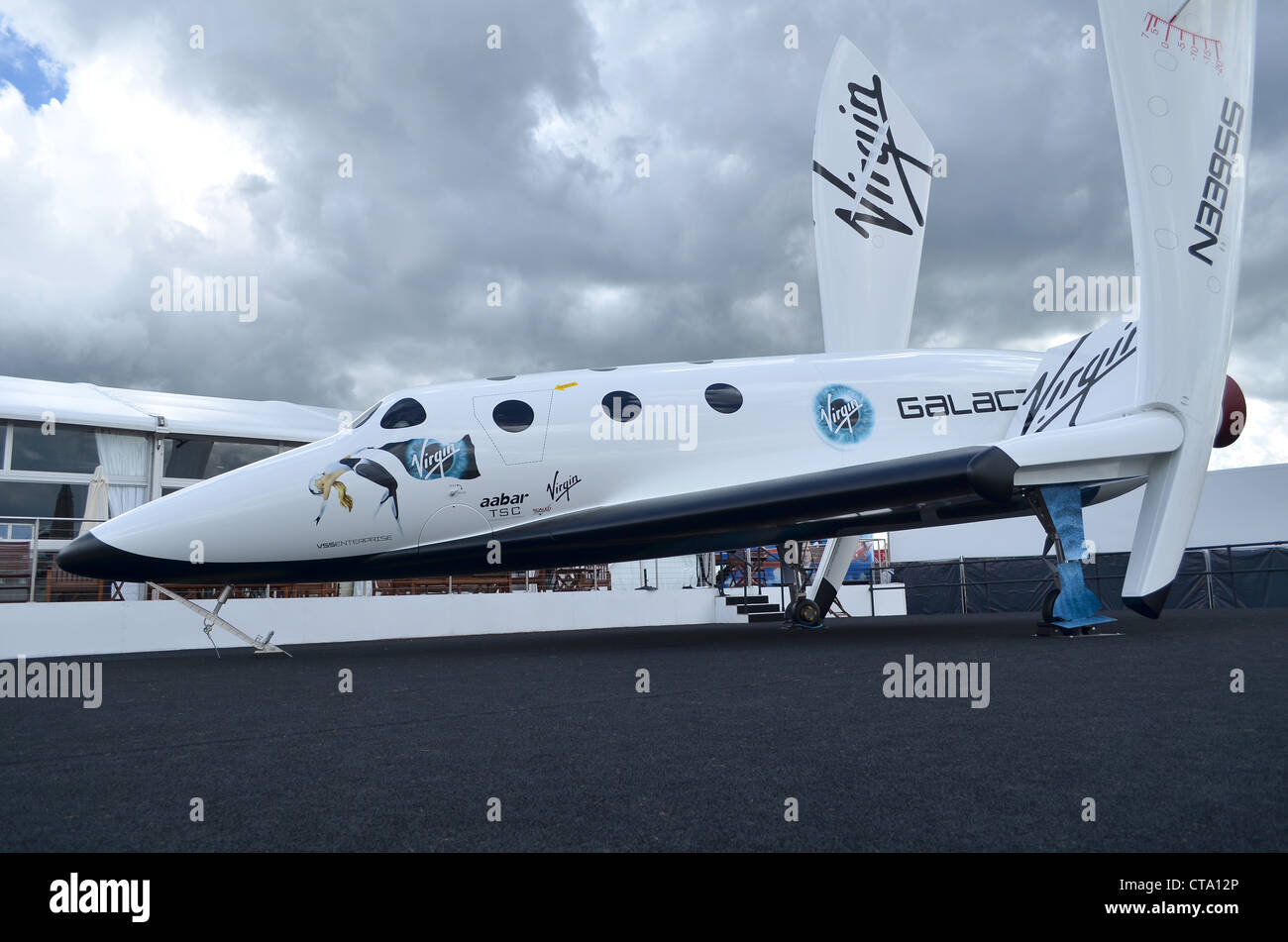 Virgin Galactic Spaceship dos réplicas en exhibición en Farnborough International Airshow 2012 Foto de stock