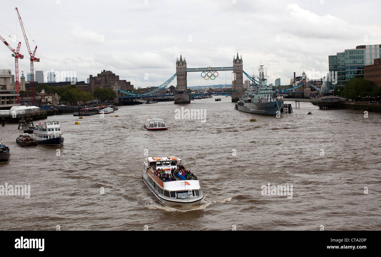 Un turista cruceros por el Río Támesis, cerca del Puente de Londres. Londres acogerá los Juegos Olímpicos de verano a partir del 27 de julio de 2012. Foto de stock