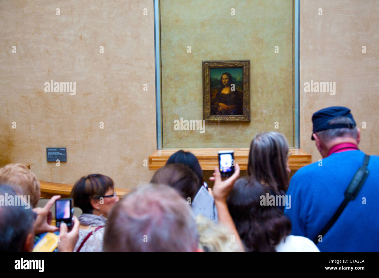 Los visitantes ver la Mona Lisa, la pintura en el Museo del Louvre en París Foto de stock