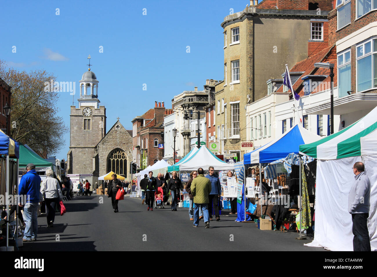 Inglaterra Hampshire Lymington Mercado el sábado en la ciudad, principal arteria comercial Jeanetta Baker Foto de stock