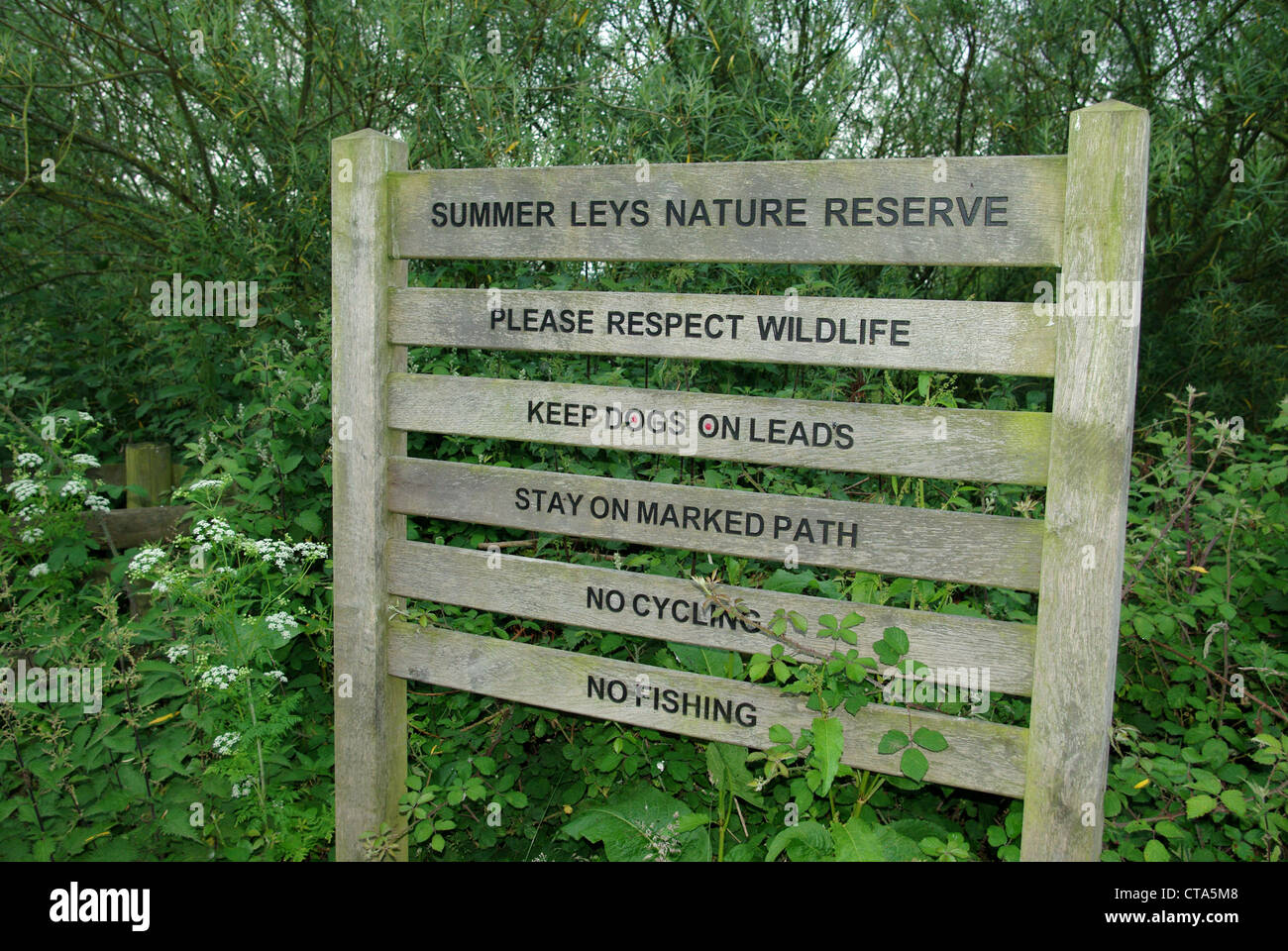 Cartel a la entrada de verano Leys Reserva Natural, completo con la lista de actividades prohibidas Foto de stock