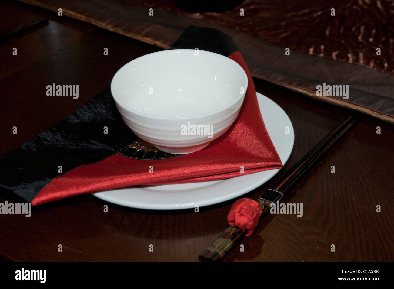 Plato de porcelana vacía con palillos en china Foto de stock