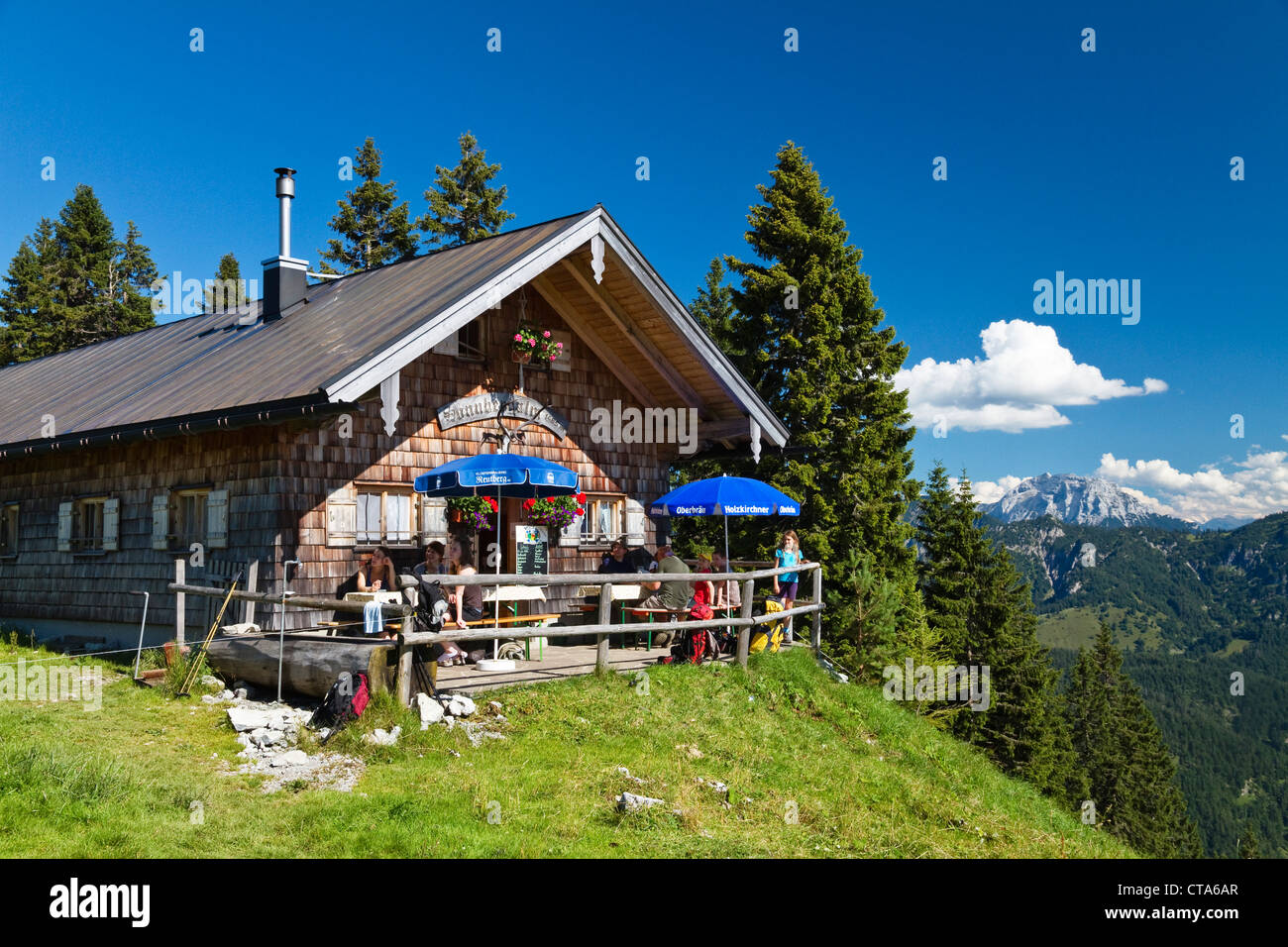 Cabaña alpina, montañas, Mangfall Sonnbergalm Prealps Bávaro, la Alta Baviera, Alemania Foto de stock