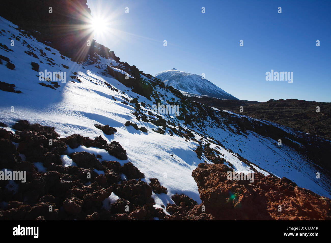 Teide 3718m, la montaña volcánica, vista de Canadas del Teide, Parque Nacional del Teide, Patrimonio Mundial de la UNESCO, Tenerife, Islas Canarias Foto de stock