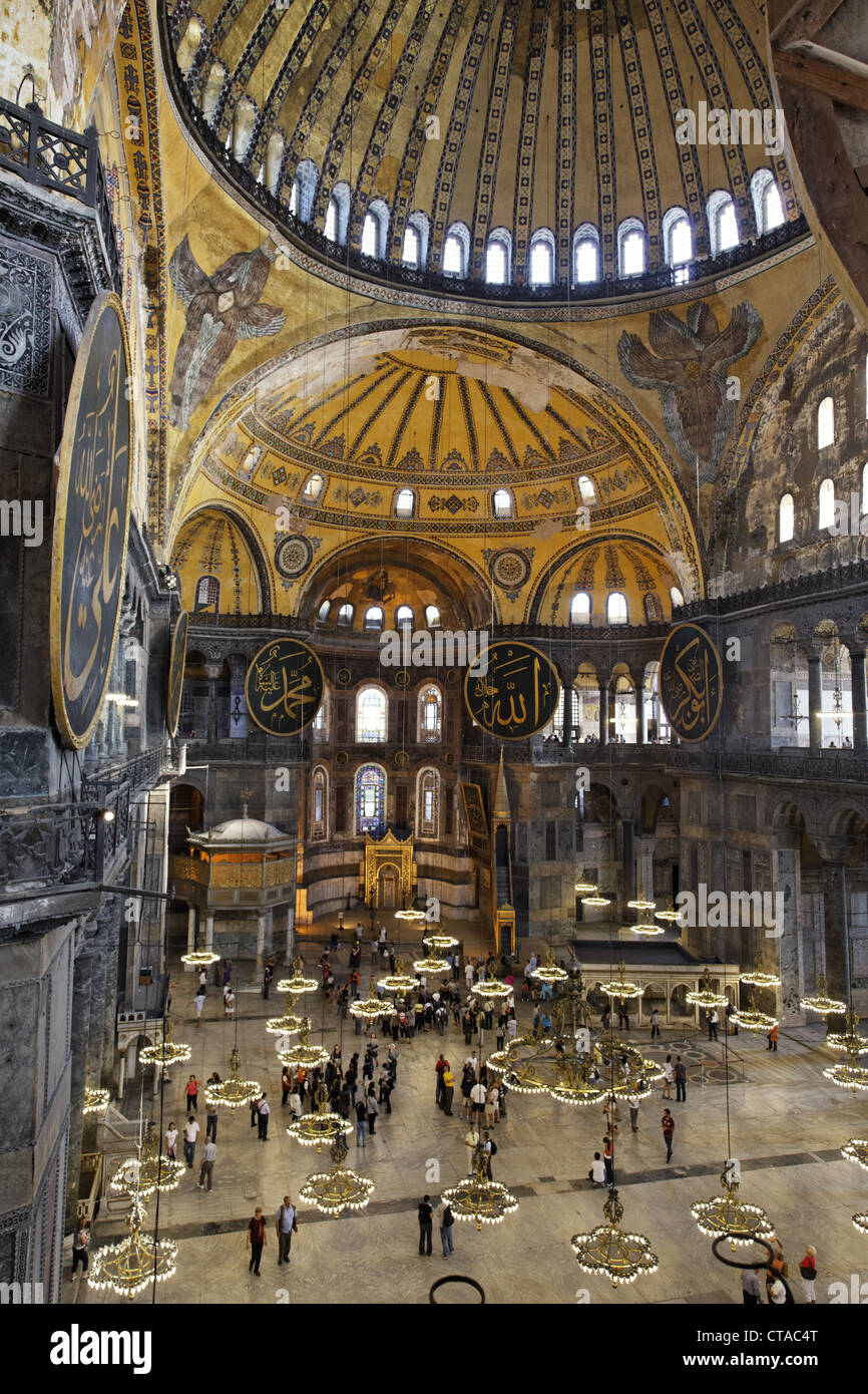 Vista interior de la Catedral de Santa Sofía Hagia Sophia, Estambul, Turquía, Europa Foto de stock