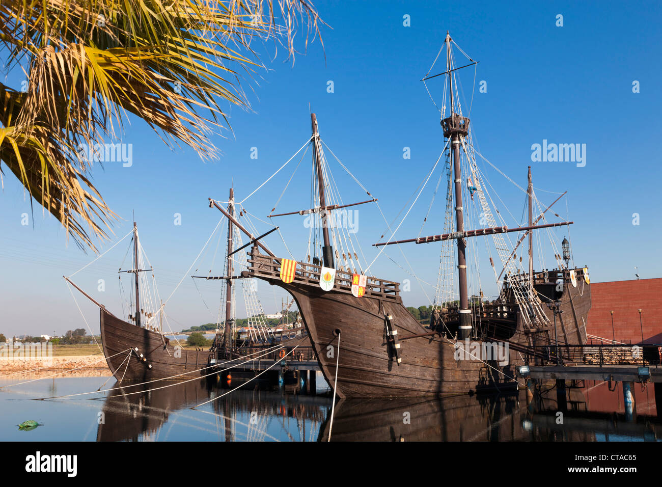 Réplicas de barcos Colón navegó a las Américas en el muelle de las Carabelas, Palos de la Frontera, Cádiz Foto de stock