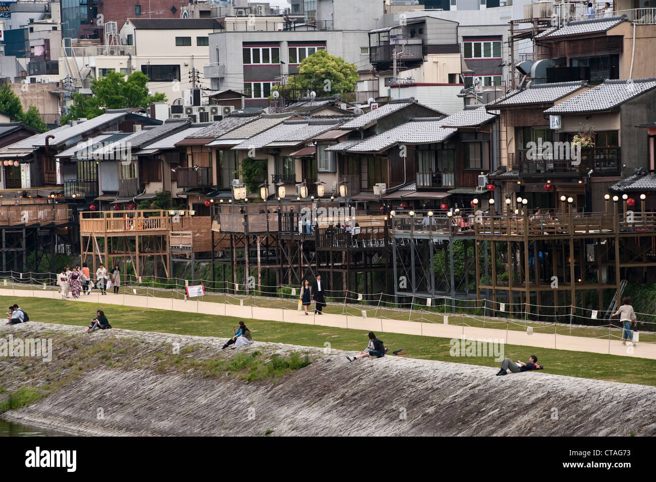 Los restaurantes y las casas tradicionales de madera antigua (machiya) alinean las orillas del río Kamo en el centro de Kioto, Japón Foto de stock